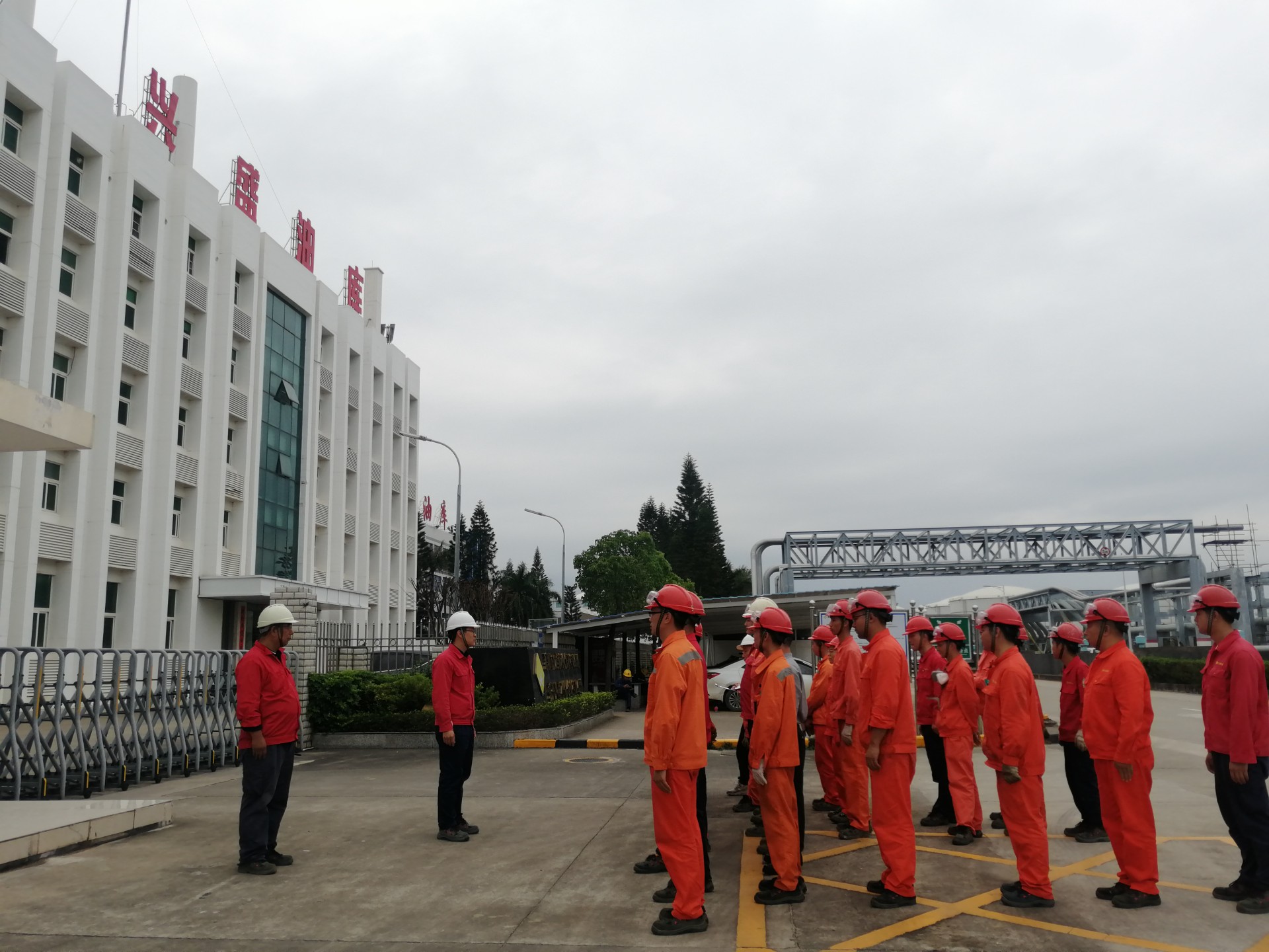 興盛油庫組織全體員工模擬進(jìn)行T1108罐汽油泄漏、火災(zāi)事故應(yīng)急演練
