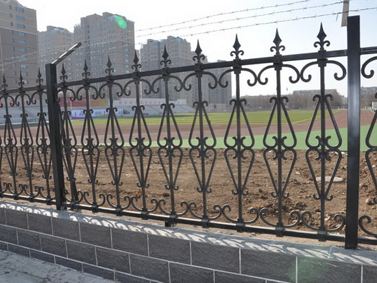 山東鐵藝護(hù)欄施工需要注意事項(xiàng)